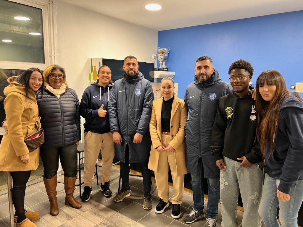 10Labiod's tweet photo. As Faourette ⁦@AnaFaure5 association sans frontières 🙏🏼⁩ merci plus qu’un sport une passion ⚽️ https://t.co/ejXS6HaEpa