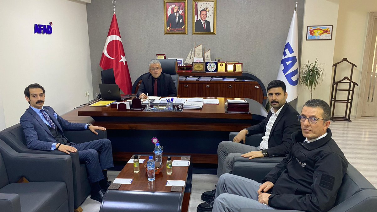 gencmemursen35's tweet photo. AFAD İzmir İl Müdürümüz Sn. Kartal Muhcı’yı ziyaret ettik. 

‘İzmir Genç Memur-Sen Arama Kurtarma Birimi’ oluşturmak için istişarelerde bulunduğumuz Kıymetli Müdürümüze misafirperverlikleri ve hoş sohbetleri için teşekkür ediyoruz.

@KartalMuhci 

#GençMemurSensizOlmaz https://t.co/rEcKz6FTFW