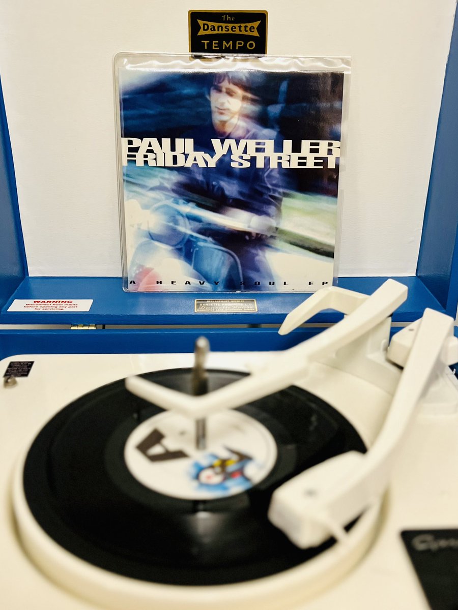 AGC_LONDON's tweet photo. #NowPlaying at the Art Gallery #PaulWeller #FridayStreet #Dansette #Vinyl 

https://t.co/OYpAhsuXUH

What are you listening to right? https://t.co/aByF17J02i