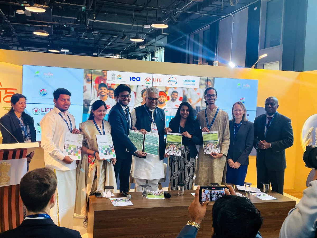 pratishtha_21's tweet photo. 1/ It’s a big day for youths of India delivering their first-ever national youth statement to @byadavbjp at #COP28 - reminding our leaders about the potential of youth leaders in tackling #climate and #nature crisis. 🌱✨️

Young people are at the front &amp; centre for MissionLiFE. https://t.co/dqpVeVhUXV