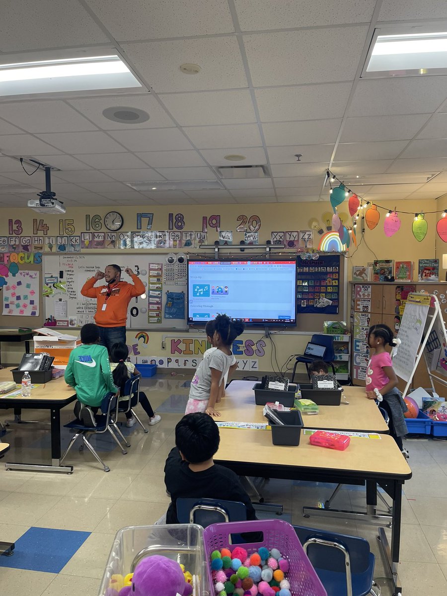 Mrs. Oakes tweet media