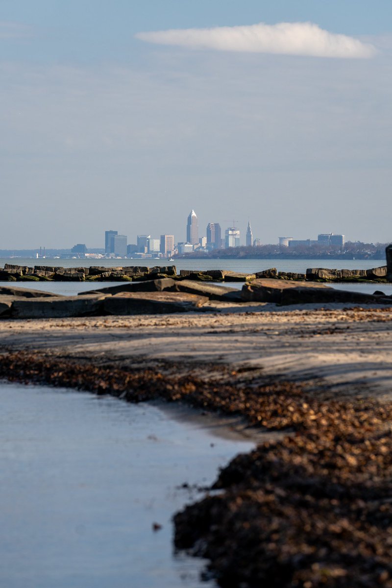 damiencampbell's tweet photo. Clear view of #Cleveland from @clevemetroparks Huntington Reservation today. I love it when the sun comes out to play! https://t.co/J5IoENZh4H