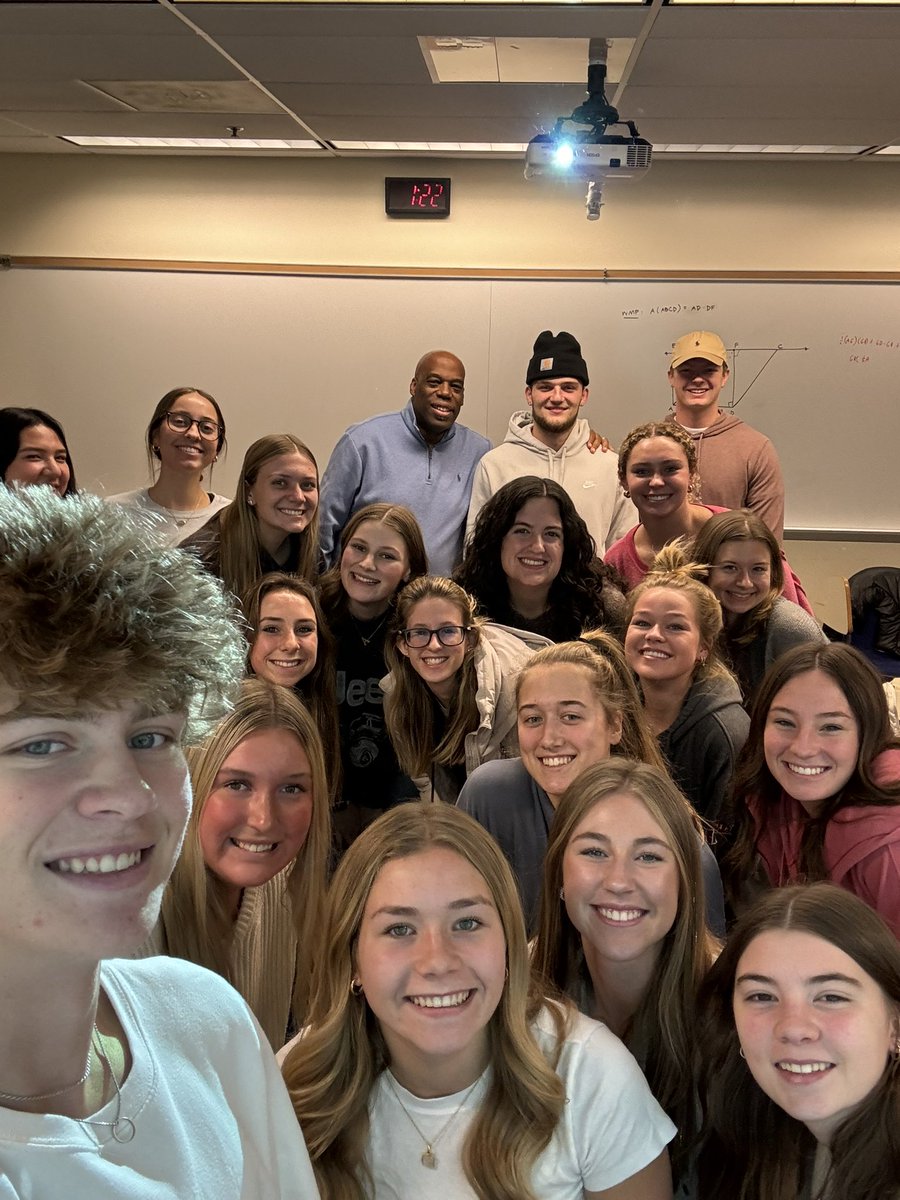 podaniel31's tweet photo. Today is the last day of classes (before finals next week) here at @HopeCollege &amp; this is my First-Year Seminar class that I had the pleasure &amp; honor of teaching &amp; advising this semester. I am blessed &amp; thankful to have had this wonderful opportunity to teach these students! https://t.co/JctAV8Kcp9