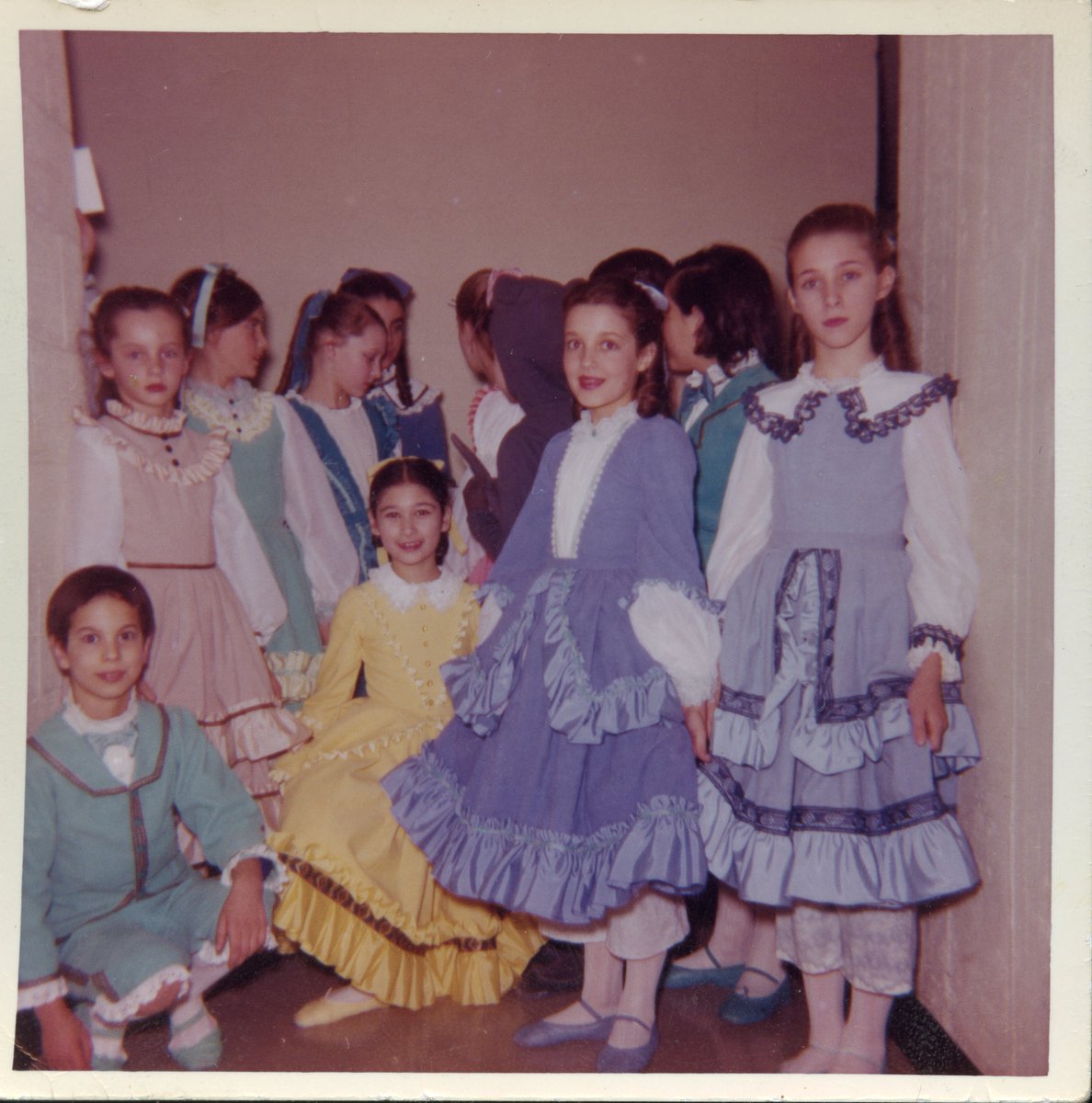 Bibliodanse's tweet photo. C'est la journée #Family de notre #ArchiveAdventCalendar ✨ Célébrons les centaines d'« enfants de la fête » qui ont animé la grande veillée familiale de #CasseNoisette! Voici les tout premiers interprètes du classique des #GrandsBallets, en 1964.
#Nutcracker https://t.co/wAWTkAFa8D