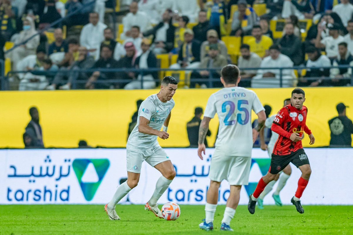 ariyadhiah's tweet photo. محمد ريشة المحلل التحكيمي «الرياضية»: 
في الدقيقة 13، كان يجب احتساب جزائية لـ #النصر على توريه لاعب #الرياض وطرده مباشرة.. لأنه لمس الكرة على خط المرمى ومنع هدفا.. وهذا استثناء من توصيف «الوضع المبرر لليد» بعكس أي مكان آخر في الملعب 

• ركلة جزاء لم تحتسب للنصر

#النصر_الرياض https://t.co/KOi1hHIfte