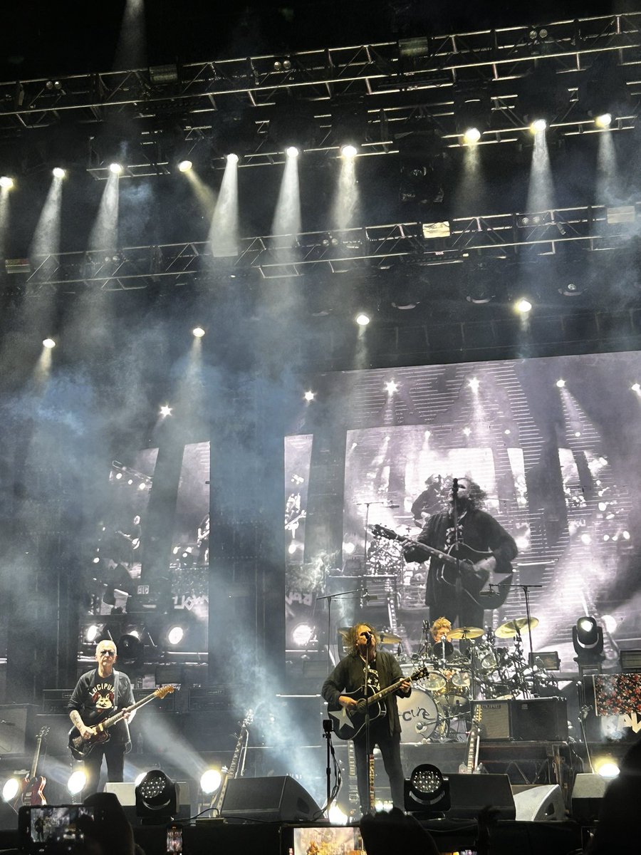 Sebazacariasm's tweet photo. Mágico @thecure luego de 10 años de espera https://t.co/SmX78C3Oyy