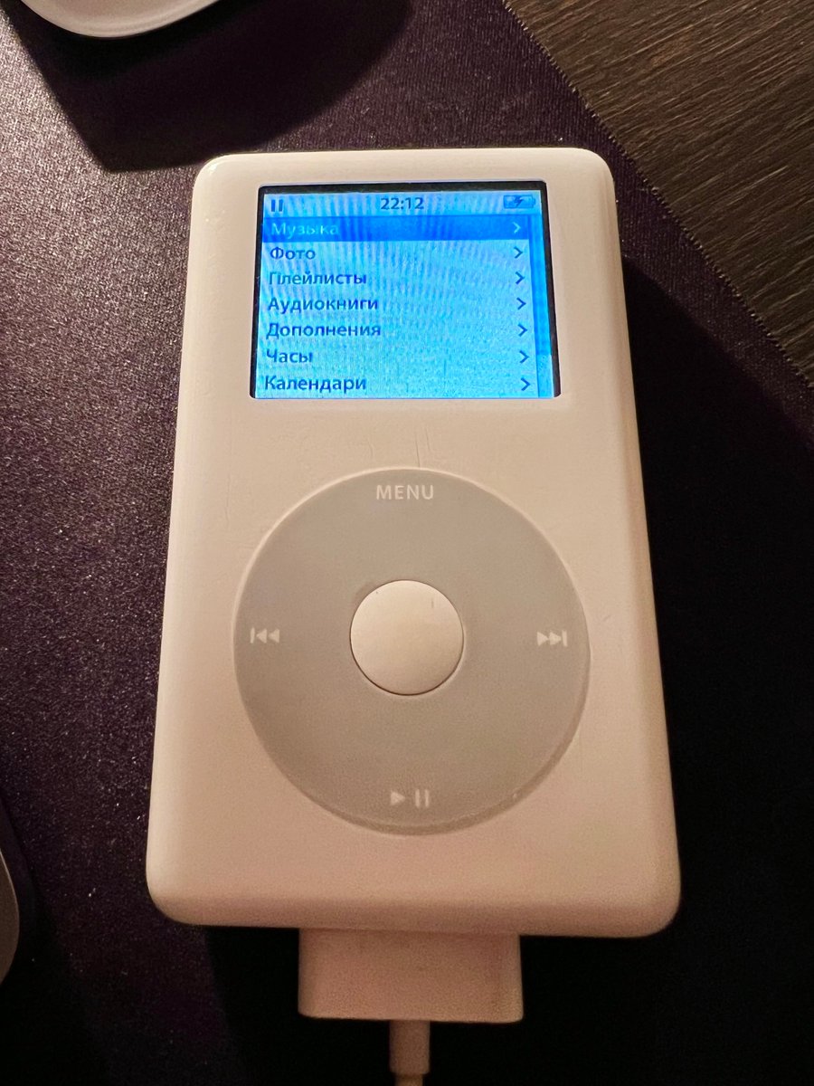 novmax's tweet photo. @AppleInsider_ru Не знал чем себя порадовать. Достал из ящика iPod Photo, закачал музыку, положил обратно. https://t.co/9CdmzqN25p