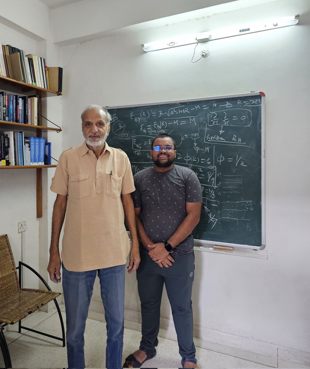 The most intense #theoreticalphysics discussions still happen on the blackboard 👩🏻‍🏫😄 Captivating session  today @IUCAAstro with Naresh and my visiting VSP project student Kartav 🙂