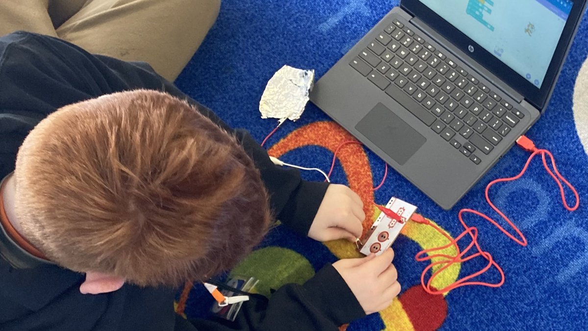 Tekkinheels's tweet photo. Friday science lunch bunch: training students to lead students on Makey Makey #electricityunit #studentsteachingstudents https://t.co/KnCrmaYYg3