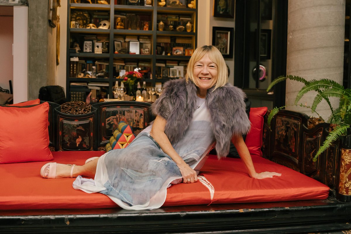 cindygallop's tweet photo. Professional pics of @TheWIESuite #TableForEight dinner I hosted at #TheSkyApartment last week w @DeePoku @AlizaLicht @LaurenLetta Natalia Urbanowicz. Apply to The WIE Suite: https://t.co/zWqqSkV9OR My dress is @ZARA, my shrug is 20-something-year-old @gucci, shoes @randbofficial https://t.co/rIEv39ArzK