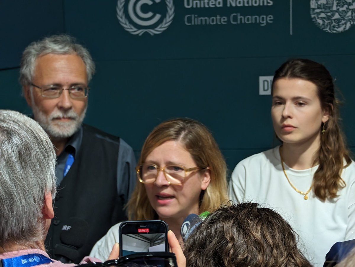 Wir von @BROT_furdiewelt & @Germanwatch & @Luisamneubauer fordern @ABaerbock auf, sich für ein Globales #Anpassungsziel @COP28 einzusetzen weil sonst noch mehr #Klimaschäden eintreten! Bitte setzen Sie das Unterstützungspaket hoch auf die politische Agenda👉🏽 #Klimagerechtigkeit