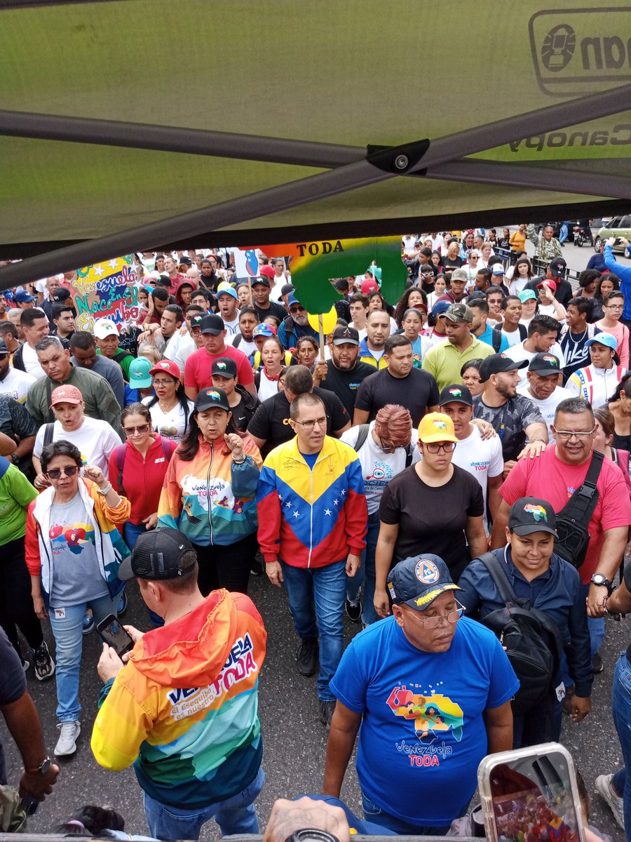 EMA_Paraiso's tweet photo. #08DIC23 @NicolasMaduro @dcabellor @clapoficialccs @MINPPAL @MinppalViceSSA @gestionperfecta @Nahumfernandezm Caminata hasta MIRAFLORES EN COMPAÑIA DE MI ALMIRANTA CARMEN Y TODO ESE PUEBLO DESBORDADO POR NUESTRO ESEQUIBO #EsequiboEsVenezuela   Para así dar APOYO A NUESTRO NICOLAS https://t.co/NanhEm0kkU