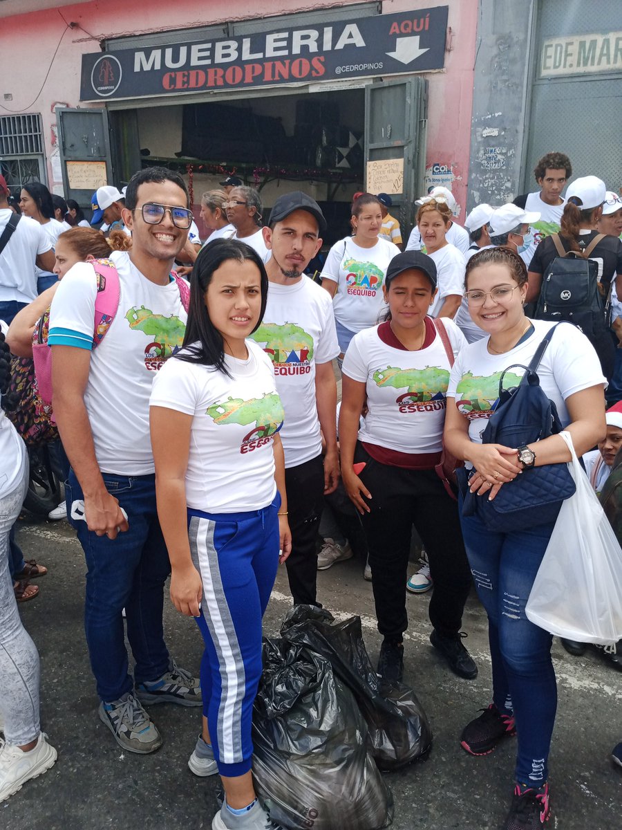 EMA_Paraiso's tweet photo. #08DIC23 @NicolasMaduro @dcabellor @clapoficialccs @MINPPAL @MinppalViceSSA @gestionperfecta @Nahumfernandezm Caminata hasta MIRAFLORES EN COMPAÑIA DE MI ALMIRANTA CARMEN Y TODO ESE PUEBLO DESBORDADO POR NUESTRO ESEQUIBO #EsequiboEsVenezuela   Para así dar APOYO A NUESTRO NICOLAS https://t.co/NanhEm0kkU