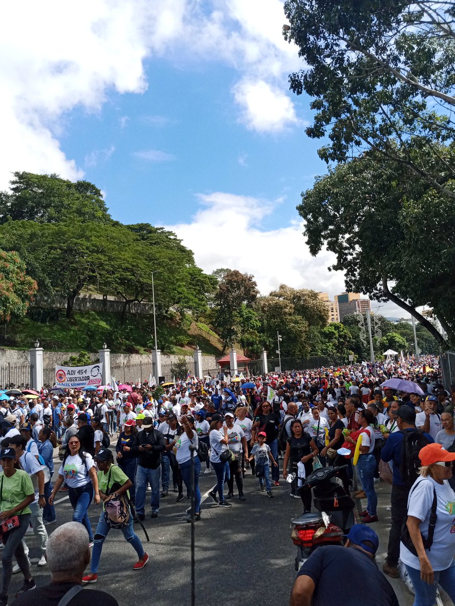 EMA_Paraiso's tweet photo. #08DIC23 @NicolasMaduro @dcabellor @clapoficialccs @MINPPAL @MinppalViceSSA @gestionperfecta @Nahumfernandezm Caminata hasta MIRAFLORES EN COMPAÑIA DE MI ALMIRANTA CARMEN Y TODO ESE PUEBLO DESBORDADO POR NUESTRO ESEQUIBO #EsequiboEsVenezuela   Para así dar APOYO A NUESTRO NICOLAS https://t.co/NanhEm0kkU