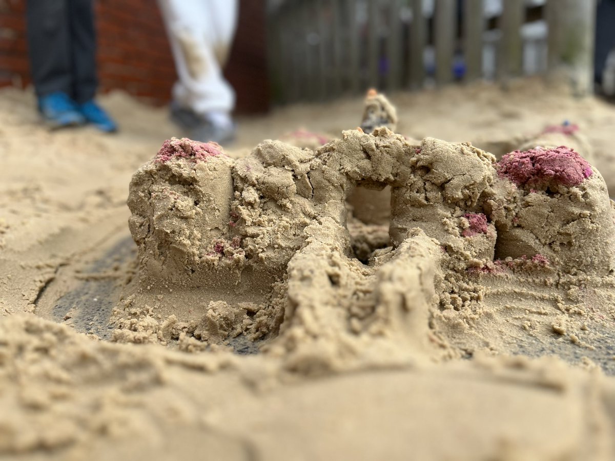 CathPrisk's tweet photo. Todays glorious moment. They made the pink sand by crushing chalk.
Great chat had with the play team (lunch staff) about why it was ok to crush chalk that the lovely PTA fund it, so don’t worry.
#BaringPrimary, Lewisham are a great place to play every day! #OPALSchool https://t.co/mQKD4eXvzs