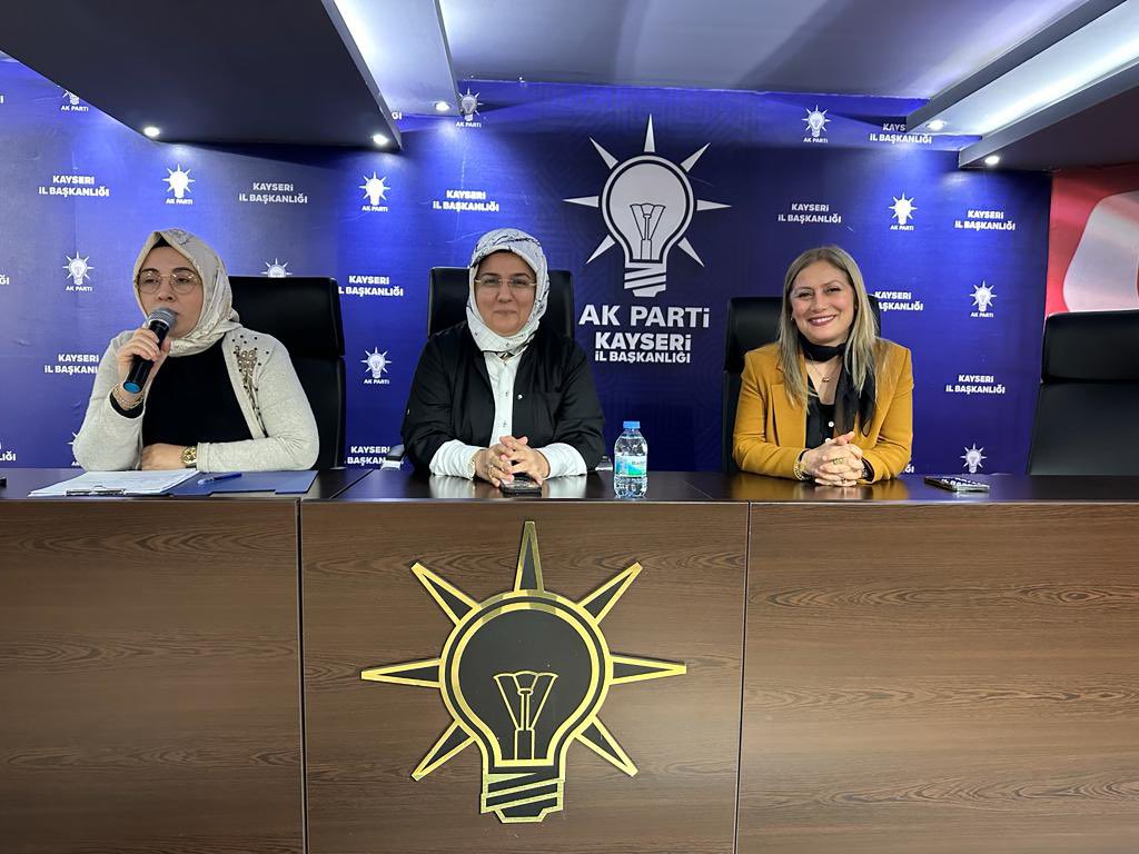 EmineTimucin's tweet photo. 🔹@AKKADINGM MKYK Üyemiz İç Anadolu Bölge Koordinatörümüz Sn. Güler Yüksekdağ, @AKKADINGM  MKYK Üyemiz İl Koordinatörümüz Sn. @zerrin_arslan ve Büyükşehir Belediye Başkanımız Sn. @baskanmemduhbyk ile birlikte Temayül Yoklaması öncesi Kadın Kolları teşkilatımızla bir araya geldik. https://t.co/6P5k5l7rVp