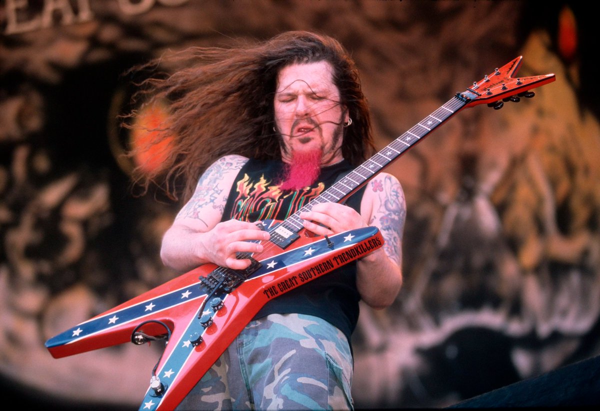 lanitmesfosca's tweet image. Avui fa 19 anys que l'exmarine Nathan Gale, assassinava a trets al que va ser guitarrista de Pantera Dimebag Darrell mentre estava actuant a l'Alrosa Villa de Columbus, Ohio amb la seva banda Damageplan

🧵 Aquí el fil