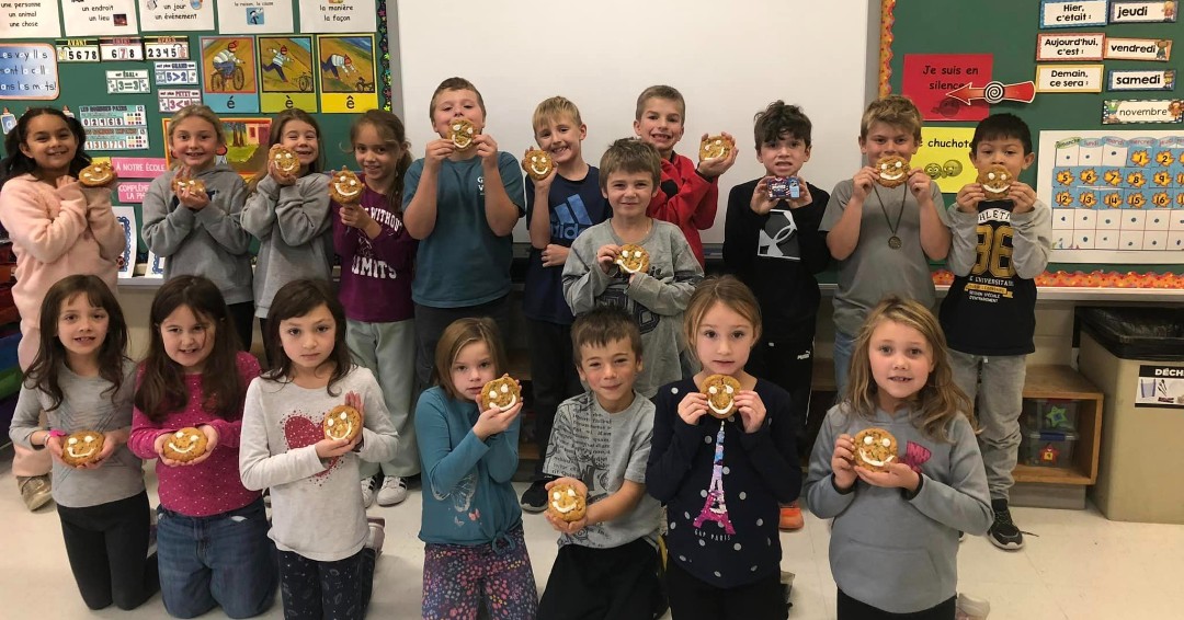 eeccasselman's tweet photo. C'est grâce à la communauté de Casselman que l’ÉÉC Casselman ainsi que les camps de la Fondation Tim Hortons ont bénéficié des revenus de  ventes des biscuits sourire des fêtes de chez Tim Hortons, Casselman🫓🙂

#OnEstBienCSDCEO

Pour plus de détails : https://t.co/UnDODCWQaA https://t.co/PY7NkU1WIW