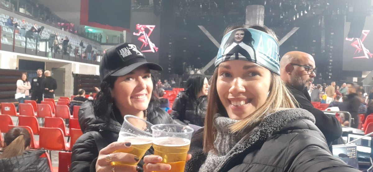 Pausiniano romagnolo / cubano que se respete pasa un concierto así 😂😂😂😂 <a href="/LauraPausini/">Laura Pausini</a>