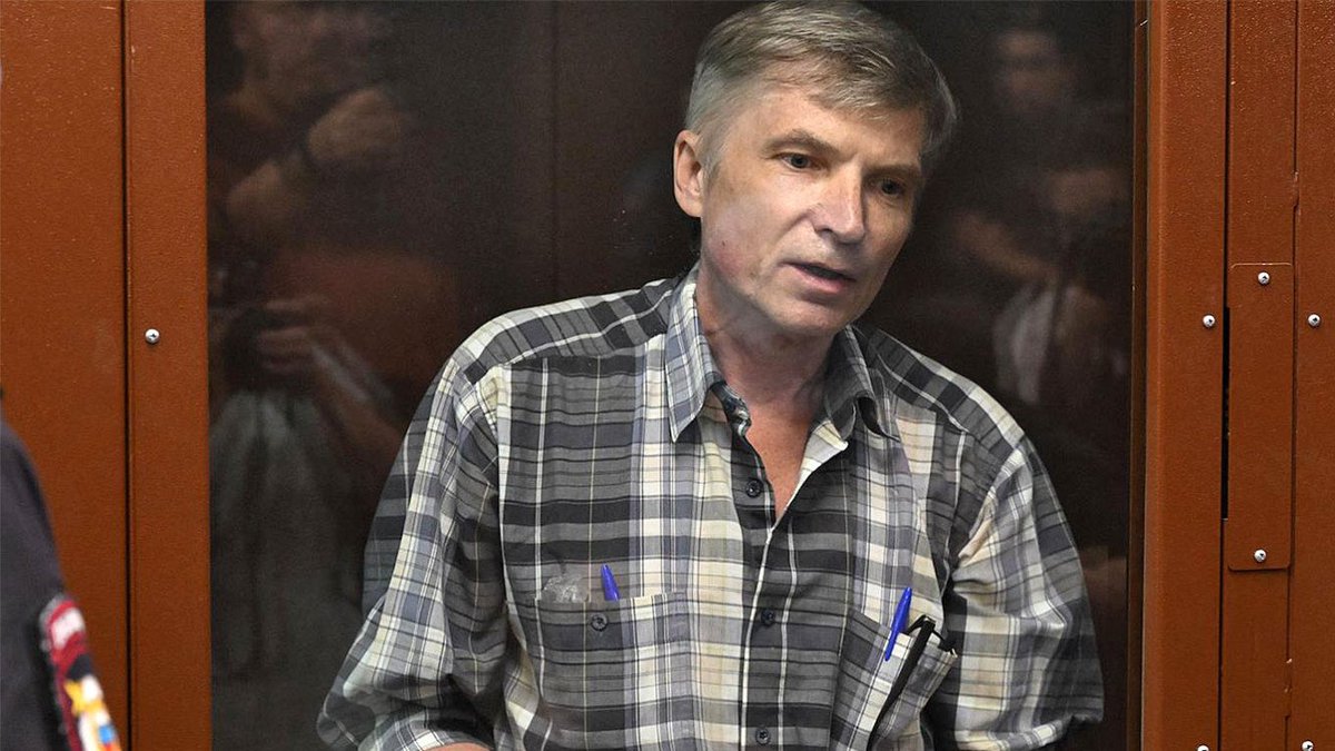Lev_Ponomarev's tweet photo. Уже три дня мы не знаем, что с ним происходит. Связь оборвана, а незадолго до этого Алексею стало плохо в тюремной камере, у него закружилась голова, он лег на пол – передают адвокаты Навального

В переломный момент истории могут происходить разного рода подлости и поэтому нам надо быть внимательным к людям, находящимся в руках мучителей.

Одновременно сегодня приходят сообщения о том, что у Горинова совсем плохо со здоровьем. У него хронический бронхит, а его держат в холодной камере и не выдают лекарства. У него нет сил сидеть на стуле и говорить. Алексея реально убивают.

Давайте больше об этом говорить. Гласность – это единственная надежда на спасение, когда полностью отсутствуют законы и конституция в стране. 

Может быть, у нас получится сорвать планы негодяев.