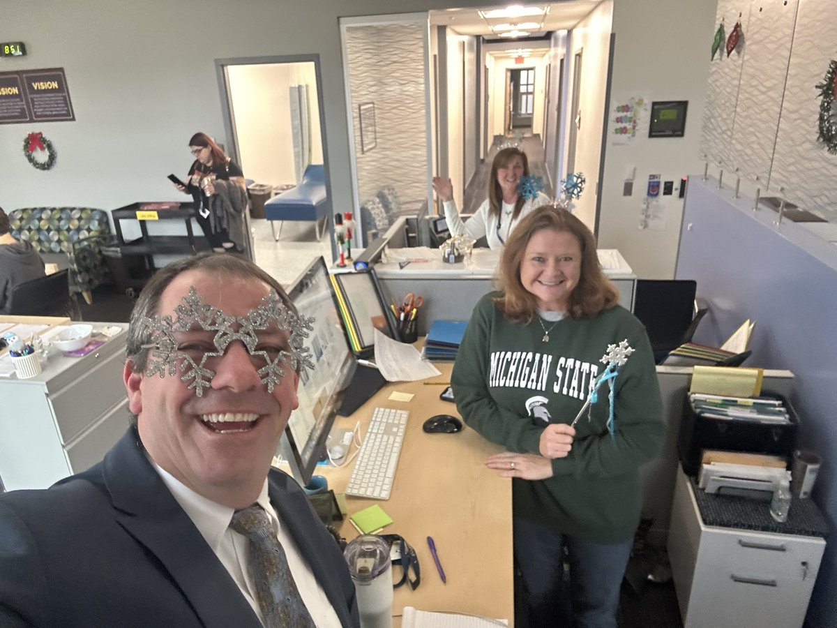 newlothropsupe's tweet photo. Such a great team at LES! #snowflakeday @MattawanSchools @MattawanSupe https://t.co/KjbaheMoGb