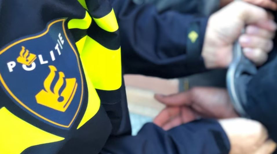 Tijdens surveillance #GeleLoper in #Groningen hielden wij vanavond een 27 jarige man aan uit de gemeente Assen. Deze man had nog 120 dagen gevangenisstraf open staan, die dagen gaan vanaf vandaag in. 

Tevens had hij drugs bij zich hiervoor heeft hij een PV gekregen.
