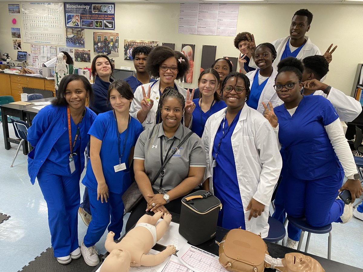 Thank you to @StranahanDragon Pre-Medical for hosting our scholars today. It was wonderful to see our former Wildcats flourishing and expose our current Pre-Med Wildcats to SHS’ magnificent programs @BcpsCentral_ @baugh_dr90223 @WDandyMagnet @browardschools
