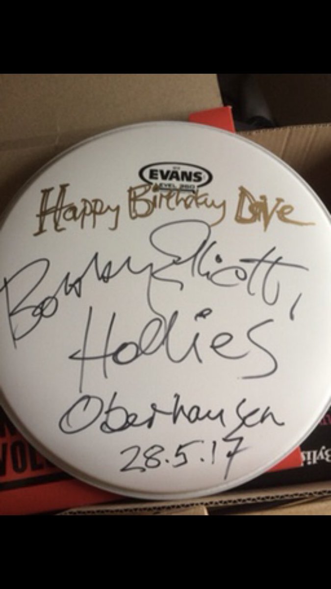 FIVEDIVIDE's tweet photo. @holliesofficial What an absolute legend. Way ahead of his time up against the other 60s greats. He aint heavy - the rolls at the end, just one look - the tightness, yes i will - just absolutely solid. He commands from the back absolutely brilliant. His signature hangs on my wall proudest 👍 https://t.co/HAMHtPTEmm