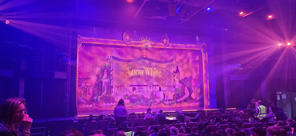 My second panto of the season & another Snow White, this time @WyvernTheatre seeing @RealPaulBurling @connorboi2023 @DavidAshley5678 @Divinadecampo @DorranceTweets #FabulousShow #mustSee