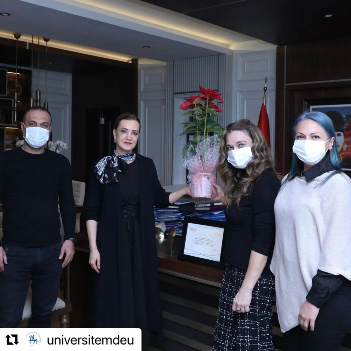 Fakültemizin güncel çalışmalarını paylaştığımız toplantıda Mimarlık bölümünün almış olduğu 6 yıllık akreditasyon belgesini de rektör hocamıza teslim ettik. Türkiye'deki önde gelen Mimarlık Fak.  biri olarak araştırma ve eğitim performansınızı arttırarak sürdürmeye devam edeceğiz.