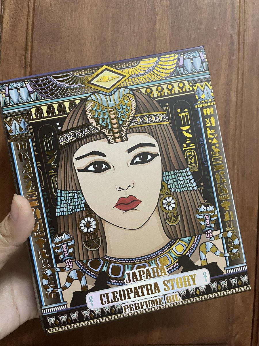 Teddyearly's tweet photo. ส่งต่อน้ำหอม JAPARA กลิ่น Cleopatra มือ1 ไม่ได้แกะซีล (ในรูปคือขวดที่เราใช้อยู่)เป็นน้ำหอมอียิปต์ น้องหอมติดทน!! แต่ชั้นซื้อช่วงโปร 990เลยตุนมา2 ตอนนี้ใช้ไม่ทัน อยากส่งต่อครับ 750 ส่งฟรี 
ปล.หาดูรีวิวในต๊อกๆ หอมจึ้ง แพคเกจจึ้ง ปังง

#ส่งต่อน้ําหอม  #น้ำหอมจาปารา #JAPARA https://t.co/96fFOSq9Kx