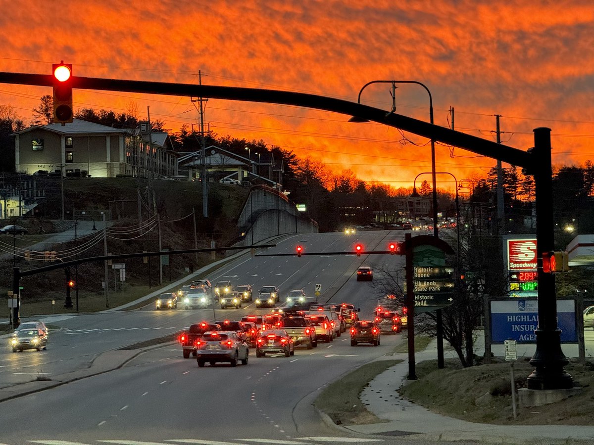 ExploretheHC's tweet photo. Amazing sky coming into Boone, NC. 

❤️ the 🏔️

#NoFilter #NCMountains #MountainLife https://t.co/J8Ia7GCJFB