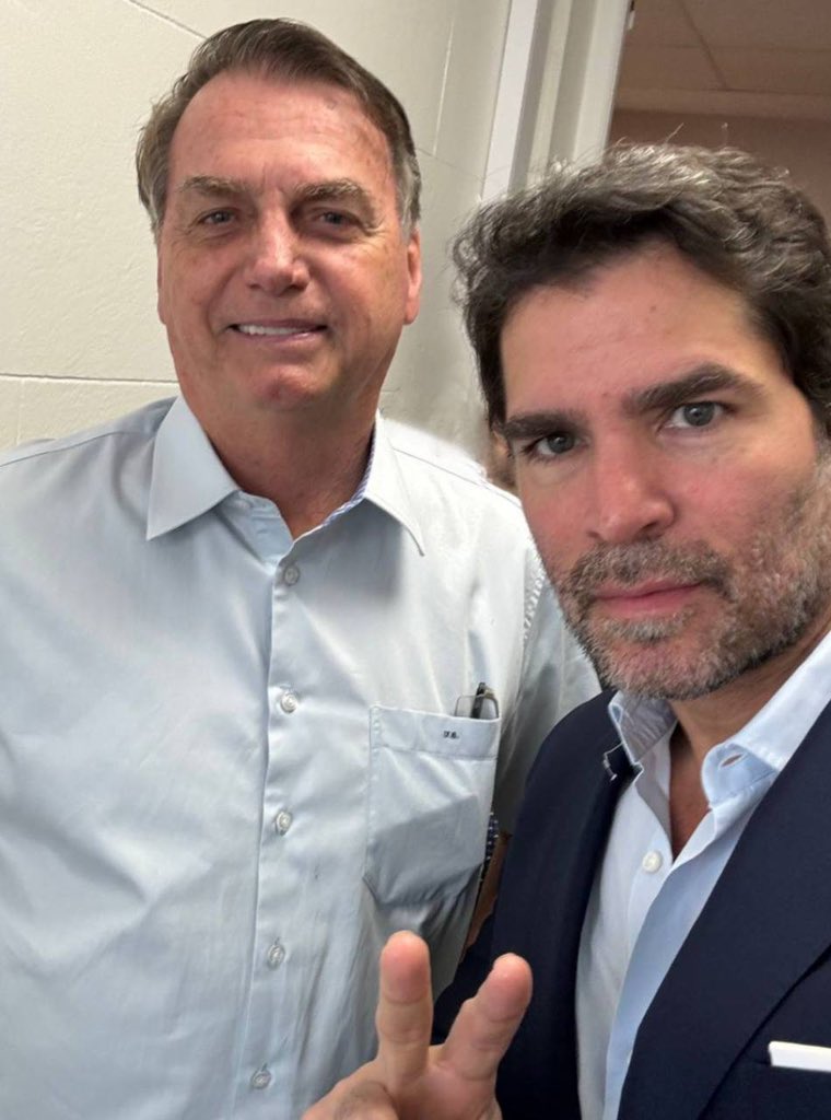 ¡Les mandamos un fuerte abrazo desde Argentina! 
<a href="/jairbolsonaro/">Jair M. Bolsonaro</a> 
<a href="/JMilei/">Javier Milei</a> 
¡Viva México! 
¡Viva Argentina! 
¡Viva Brazil! 
#Juntossomosmásfuertes