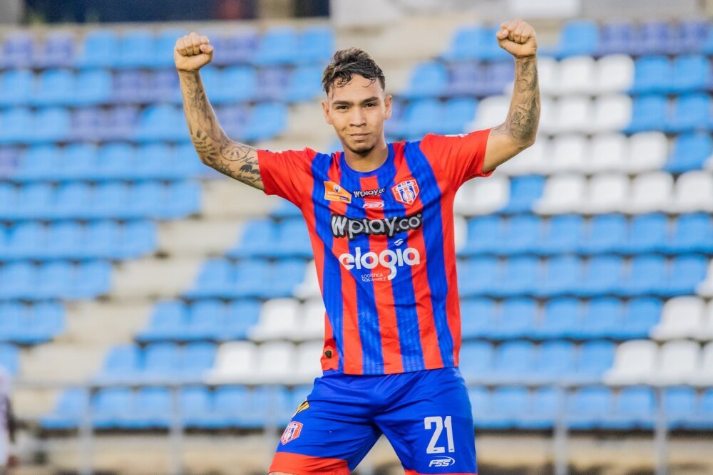 VBarCaracol's tweet image. 💰Bolsa de jugadores en El Vbar Caracol

🔴⚪️Ricardo 'El Caballo' Marquez ya no llegaría a #SantaFe por diferencias económicas.

▶️Informa @sebasperiodista 

📻Sintonícenos lunes a viernes de 2 a 4 P.M. por @CaracolRadio 

#ElVbarCaracol