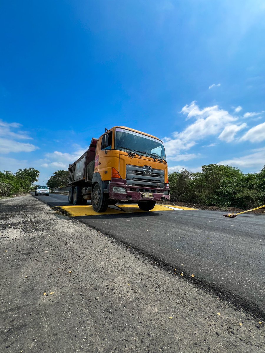 ¡La seguridad en nuestras vías es responsabilidad de todos! 🛣️🚨 Hacemos nuestra parte con la implementación de 10 rompevelocidades y su respectiva señalización en la vía 12 de Octubre - San Vicente y Guangala - Cerezal Bellavista de 11Km ¡Conducir con precaución! 🚧😎