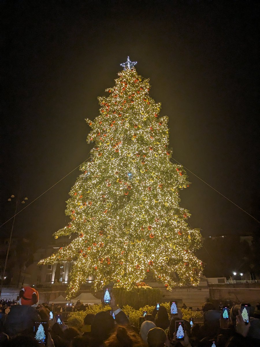 Con la tradizione dell'#albero in #PiazzadelPopolo inizia il conto alla rovescia per #Natale