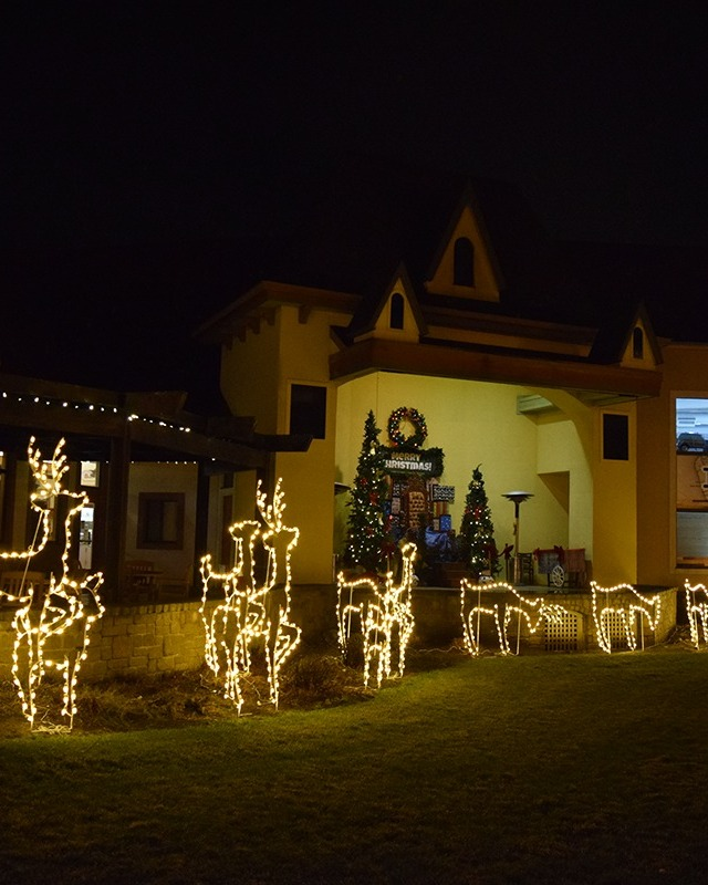 riverplaceshops's tweet photo. It's beginning to look a lot like Christmas! Don't forget to add taking an enchanting stroll through the Frankenmuth River Place Shops onto your holiday bucket list this year! #RiverPlaceFun #Frankenmuth #Michigan https://t.co/ZPFAiSC10o