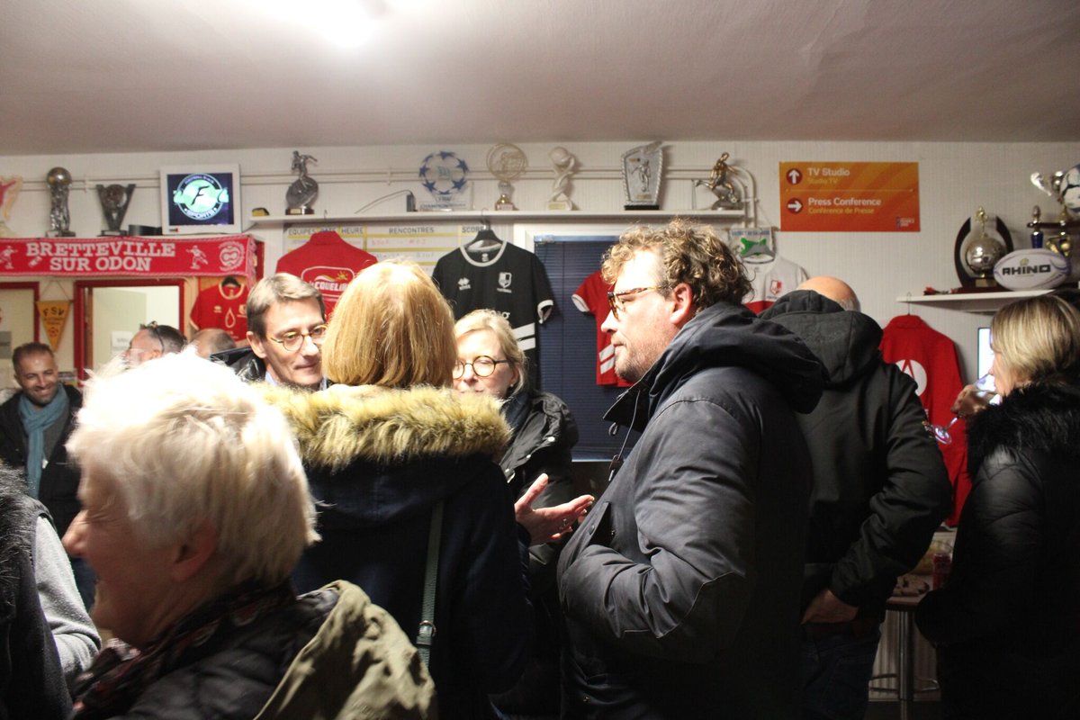 LCBOFootball's tweet photo. 𝗦𝗢𝗜𝗥𝗘́𝗘 𝗣𝗔𝗥𝗧𝗘𝗡𝗔𝗜𝗥𝗘𝗦
Hier soir nous avons partagé une magnifique soirée avec nos partenaires ! 
Ces acteurs sans qui la vie du club serait impossible et qui permettent à nos jeunes (et moins jeunes) de pratiquer notre sport dans les meilleures conditions ! 🤍❤️ https://t.co/cEyS6BUImu