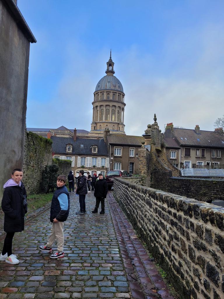 CoedcaeMFL's tweet photo. Lots of pretty buildings in Boulogne. #coedcae #newexperiences #Saint-Omer2023 https://t.co/6gcjX7ooVF