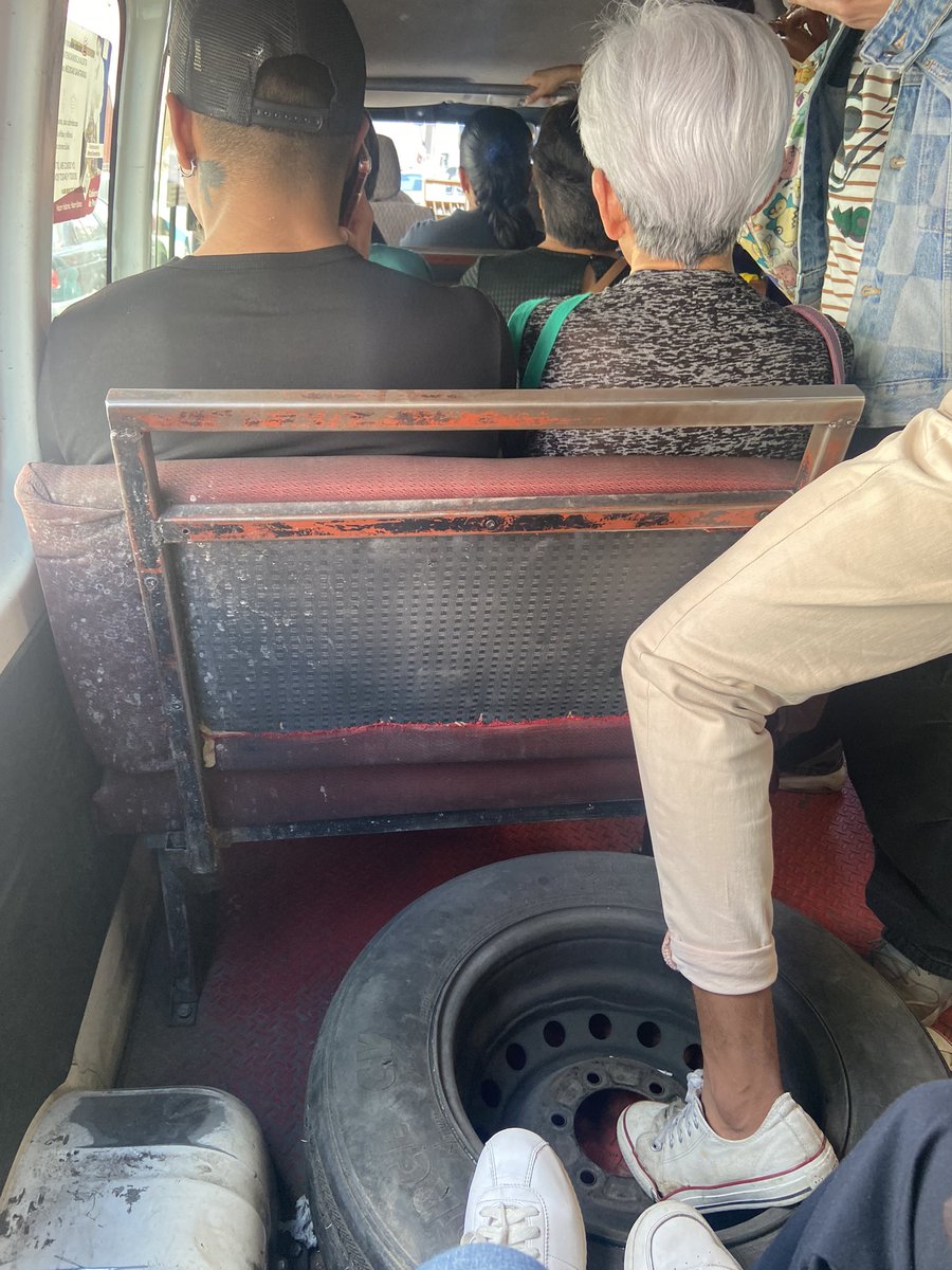 victoria_ven's tweet photo. Pues muy moderno no está el camión, pero aquí le venimos cuidando la llanta al conductor, y de paso también nos apoyamos de los frenones que da.🚍@MTGobPue @LupitaLeal_ https://t.co/IAUUHT04Qj