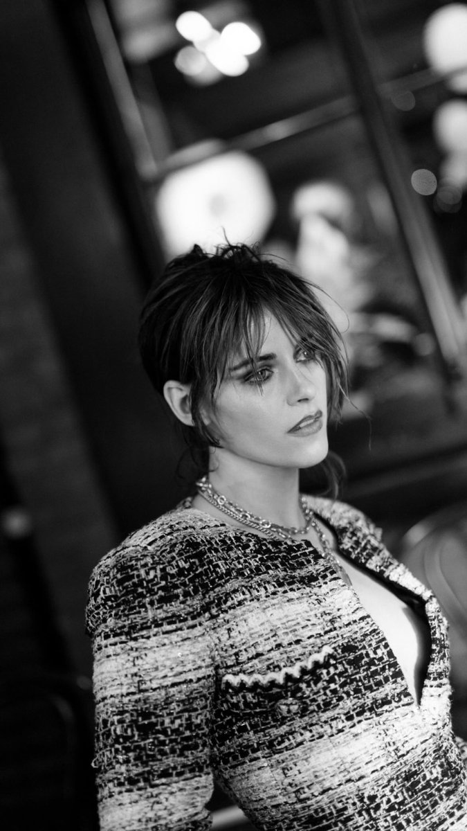 KSBRSite's tweet photo. Kristen Stewart no desfile da Chanel em Manchester em fotos postadas por Tara Swennen 🖤 https://t.co/GlfU11m3c2