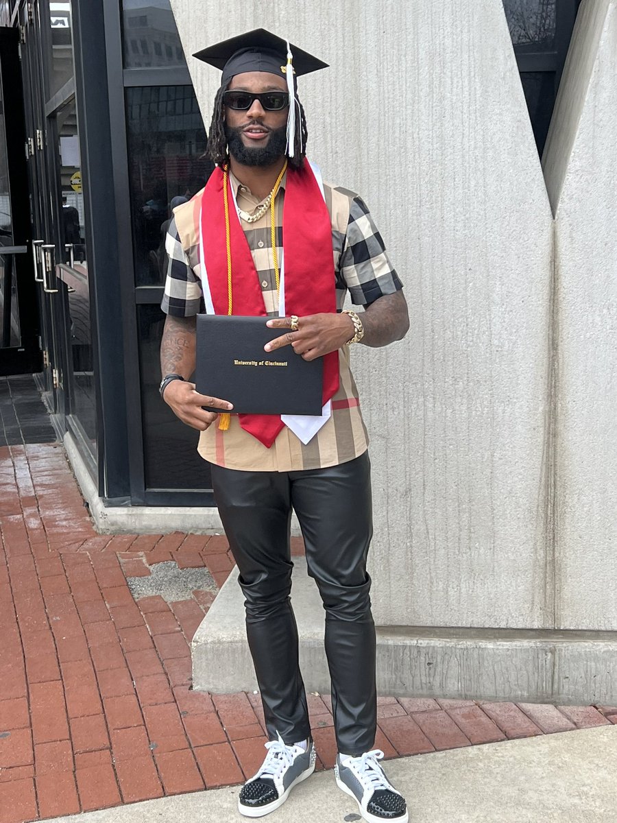 jordanyoung_1's tweet photo. Thank you God🎓🎓 https://t.co/VyDqmdQMbY