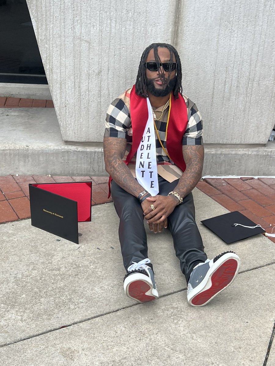 jordanyoung_1's tweet photo. Thank you God🎓🎓 https://t.co/VyDqmdQMbY