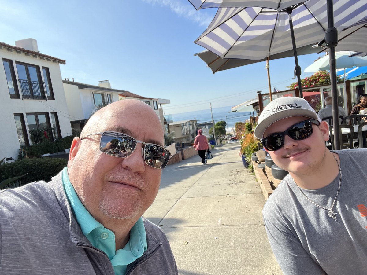 SBQ71's tweet photo. Having brunch at Manhattan Beach with @Theaust09. https://t.co/gWCk4X3qKb