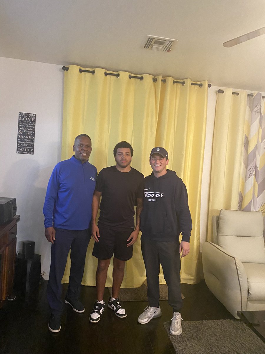 Coach_Brax_'s tweet image. Had a great home visit with my guy last night!🤍🩵 @coach_MAponte @USDFootball @FootballCesar