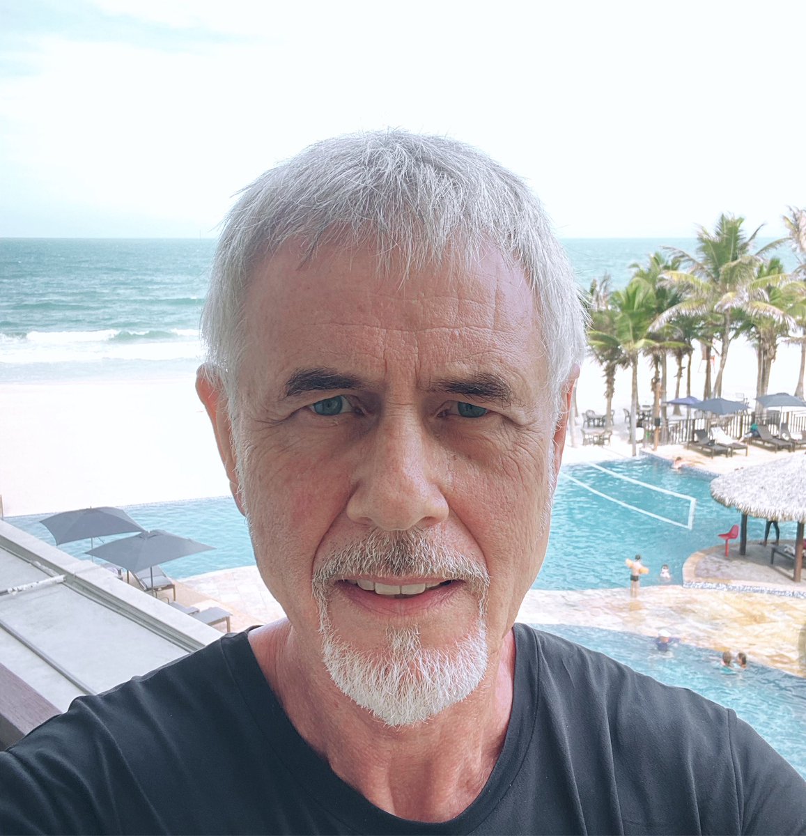 Boa tarde, Fortaleza! Show 0800 na praia amanhã, 09/12! Não perca! 🌞🎶🤘