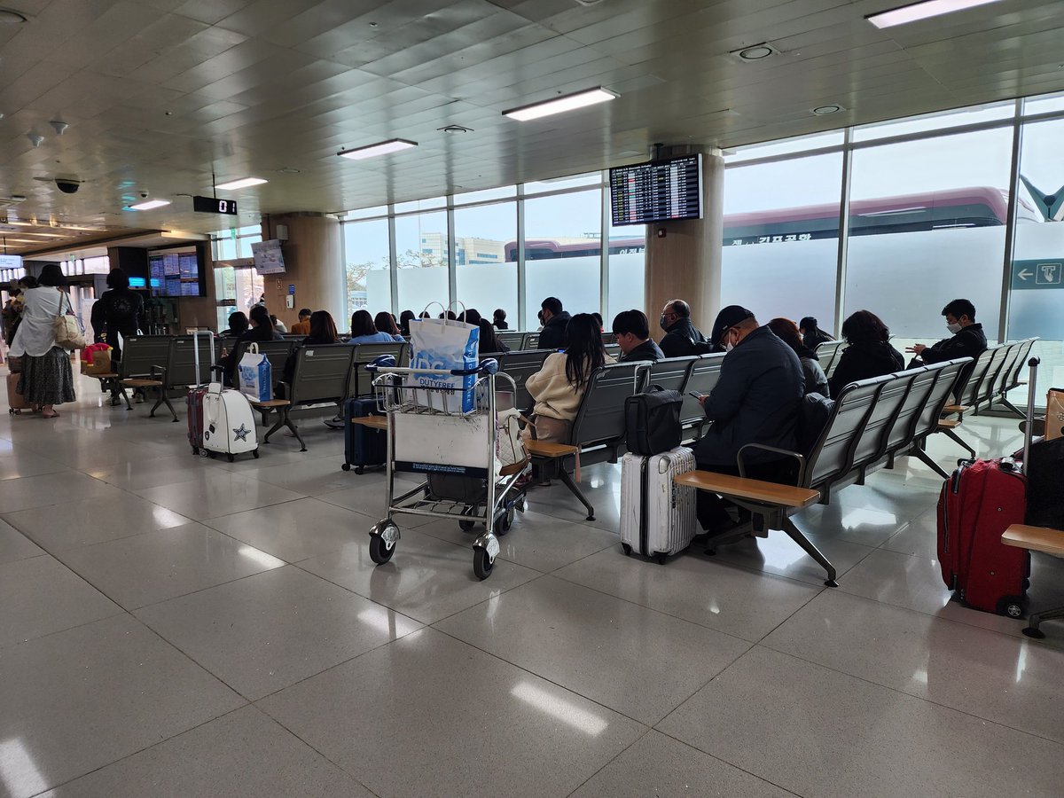 know8kz's tweet photo. Por favor no difundan fotos del aeropuerto si salen estas sillas (o similares a ellas) es una zona donde está prohibido seguir a stray kids y no deberían sacarles fotos, ni estar en primer lugar https://t.co/mUAxhcXv2d