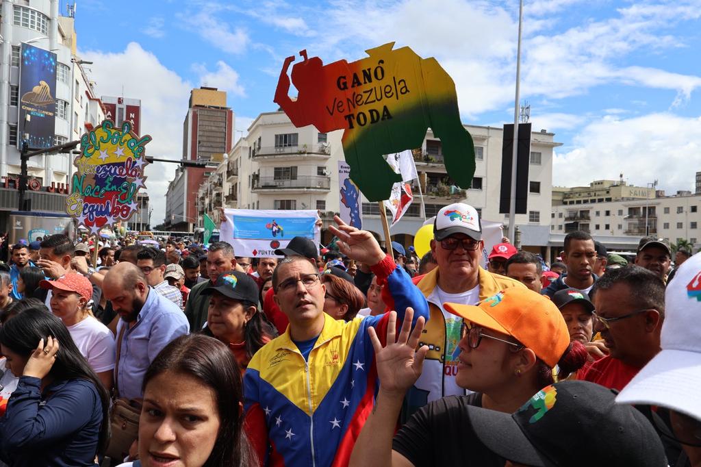LosAndesVe's tweet photo. Ministro de @MinAlimenVen @LealTelleria participó este #8Dic, en marcha por el Día del Amor y la Lealtad al Comandante Chávez y en Respaldo al Plan de Acción emprendido por el presidente @NicolasMaduro en defensa de nuestra Guayana Esequiba.

#PatriaQueridaYEterna https://t.co/2ZtnjeB0kj