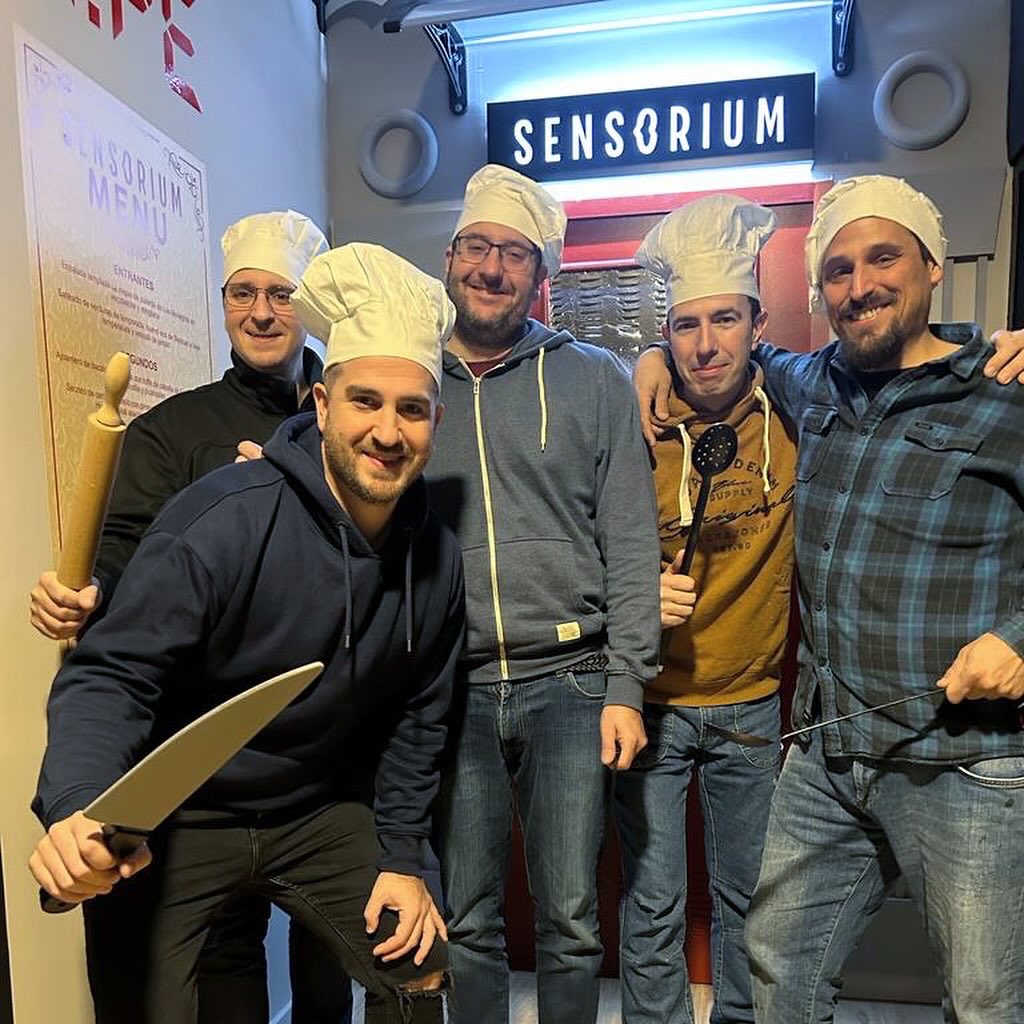 OscapeHuesca's tweet photo. 🧑🏼‍🍳👩🏻‍🍳👨🏻‍🍳Algunos de los primeros jugadores de “Sensorium Culinary Escape Room”, el primer juego de escape con experiencia gastronómica “a oscuras” del sector 😎

+ info: https://t.co/wevs10KwdX

📲 ¡Reserva ya! https://t.co/dcTYHFMu0S

#escaperoom #huesca #saladeescape https://t.co/V6wfdHlUNi