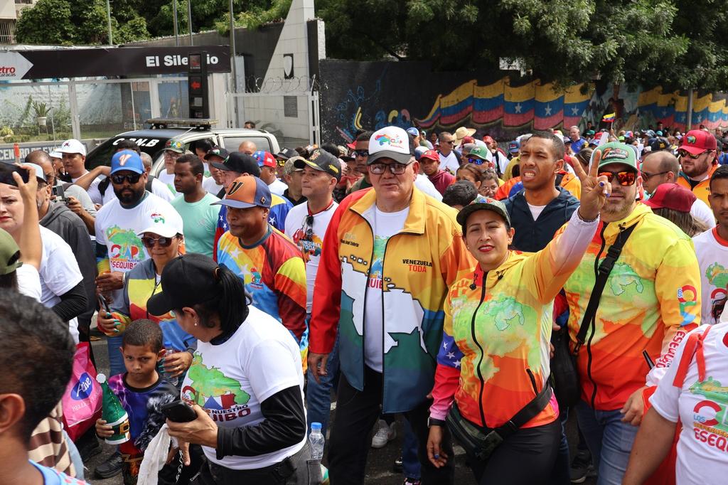 LosAndesVe's tweet photo. Ministro de @MinAlimenVen @LealTelleria participó este #8Dic, en marcha por el Día del Amor y la Lealtad al Comandante Chávez y en Respaldo al Plan de Acción emprendido por el presidente @NicolasMaduro en defensa de nuestra Guayana Esequiba.

#PatriaQueridaYEterna https://t.co/2ZtnjeB0kj